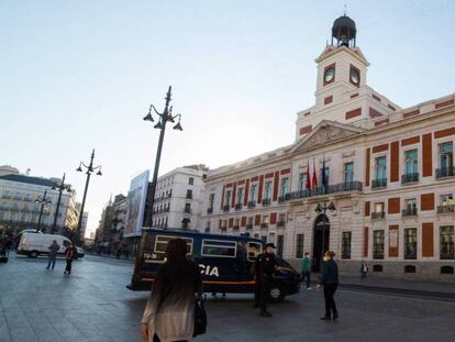 Transeúntes caminan por la Puerta del Sol, en Madrid 