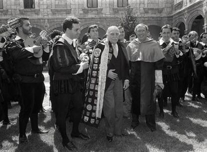 Francisco Ayala, vistiendo capa de tuno, tras recibir el premio Cervantes en 1992.