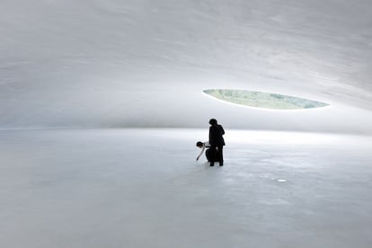 Detalle del interior del Museo Teshima en Tonosho, Japón, obra de Ryue Nishizawa.