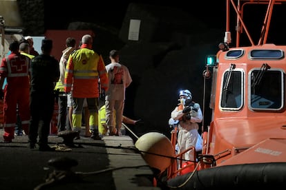 Un miembro de Salvamento Marítimo sostiene a un bebé durante el desembarco de los ocupantes de un cayuco en el puerto de La Restinga (El Hierro) en la noche del jueves.