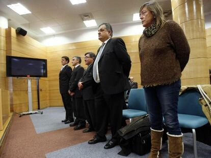 Eufemiano Fuentes, primero por la izquierda, y el resto de acusados en el juicio de la Operación Puerto.