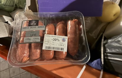 Chorizos desechados por un supermercado de Madrid en un contenedor, mezclados con papel, plásticos y frutas, en julio.