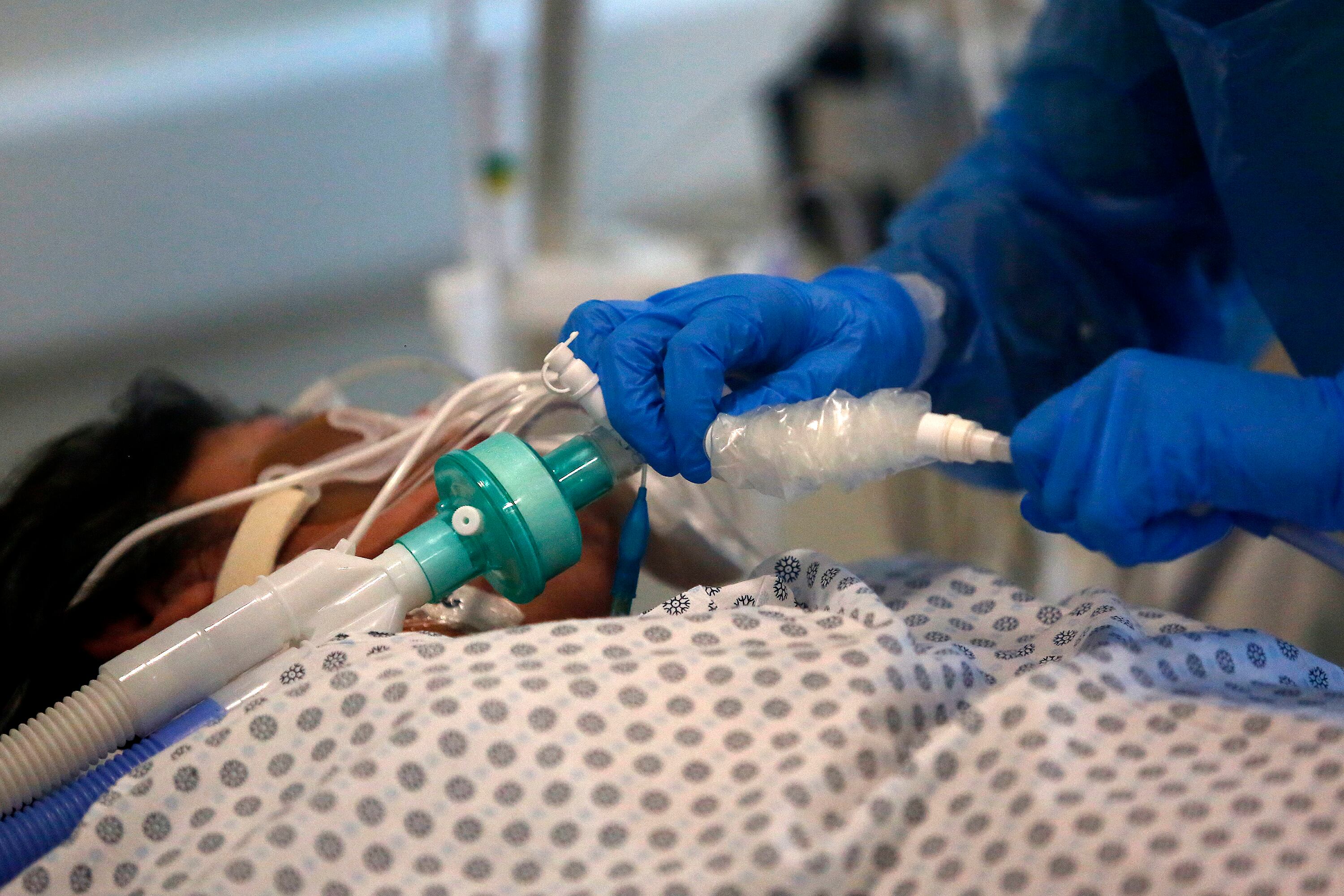 Una enfermera revisa el respirador de un paciente de Covid, en junio de 2020 en Santiago.