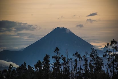 La silueta del volcán Tungurahua, que en kichwa significa ‘Garganta de fuego’, sobresale en el atardecer andino. El Tungurahua fue una de las primeras montañas ecuatorianas en perder su glaciar, pero no será la última.