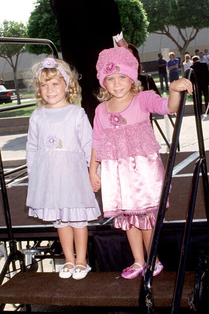 Quién: Mary-Kate y Ashley Olsen
Cuándo: 1991
Qué: Con solo cinco años las gemelas más famosas de la televisión hicieron su primera aparición en los premios Emmy. Triunfaban en la serie Padres Forzosos, intercambiándose en el papel de Michelle Tanner, y se encargaron de entregar un premio durante la ceremonia.