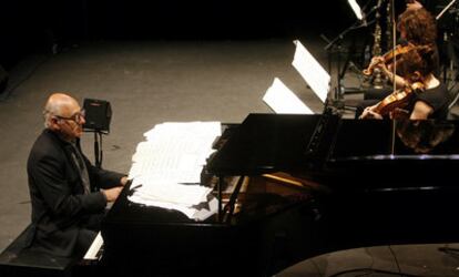 El pianista Michael Nyman, durante el recital ofrecido anoche en el Circo Price.