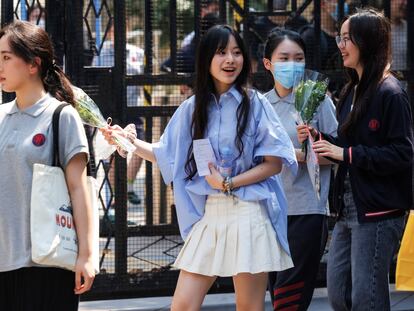 Participantes en el 'gaokao', la Selectividad china, este viernes en Shanghai.