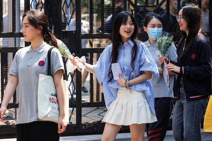 Participantes en el 'gaokao', la Selectividad china, este viernes en Shanghai.