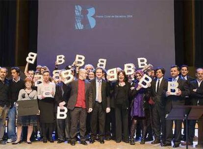 Los galardonados con los Premios Ciutat de Barcelona, anoche en el Auditori al finalizar el acto de entrega.