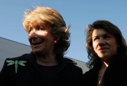 La presidenta de la Comunidad de Madrid, Esperanza Aguirre, y la secretaria general del Partido Popular, María Dolores de Cospedal, en Valdemoro.