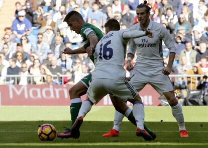 El jugador del Leganés Gabriel (i) se lleva el balón ante Kovacic y Bale.