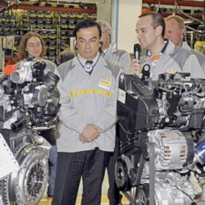 El presidente de Nissam y Renault, Carlos Ghosn, durante una visita a la planta de motores de Valladolid