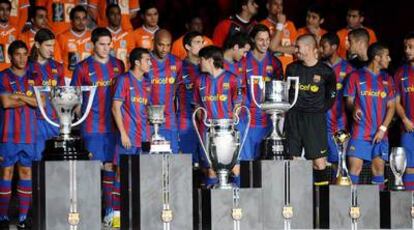 Los jugadores del Barcelona posan con los seis trofeos logrados en 2009 junto a los jugadores del Kazma kuwaití.