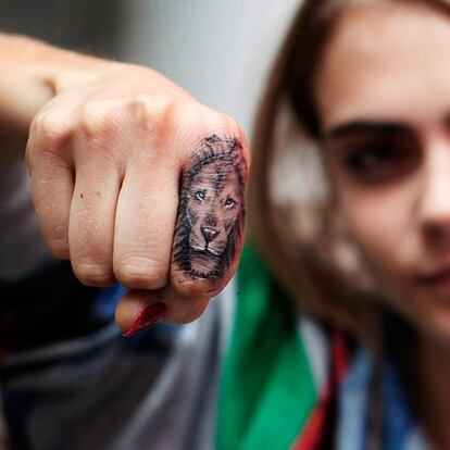Uno de sus tatuajes, éste en la mano derecha.