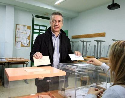 Iñigo Urkullu en el momento de depositar su voto este domingo, en Durango.