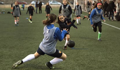 Las jugadoras del equipo alevín A femenino del Valencia, en un entrenamiento.