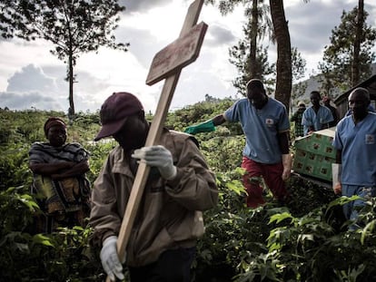 Trabajadores sanitarios trasladan el ataúd de una víctima de ébola, en mayo en Butembo.