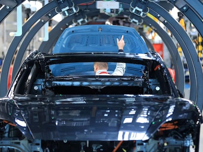 Un empleado trabajaba el lunes en el montaje de un modelo de Porsche en la factoría de la empresa automovilística en Stuttgart (Alemania).