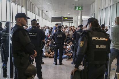 La respuesta a la sentencia del 'procés', con penas de entre 9 y 13 años para los líderes independentistas, ha generado diversas protestas en Cataluña, con el epicentro en Barcelona. En la imagen, los manifestantes en el aeropuerto de El Prat.