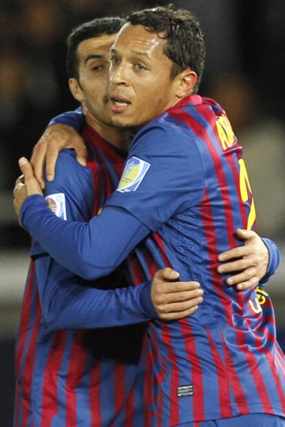 Pedro felicita a Adriano después de uno de los dos goles del brasileño en el partido contra el Al Sadd.