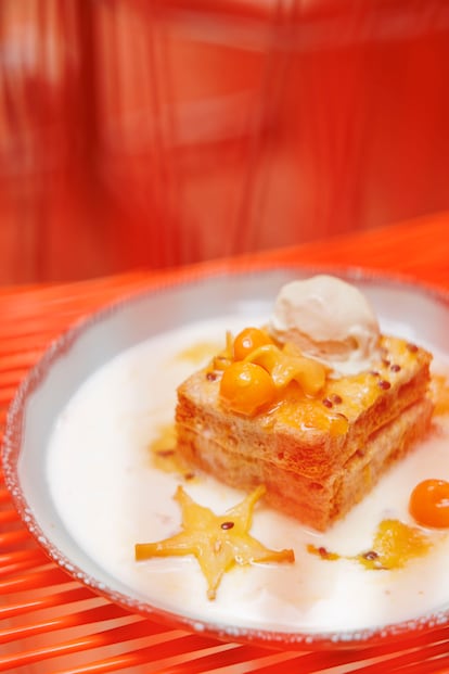 Tres leches de bizcocho de hoja de coca con frutos amarillos y helado de limonaria. 