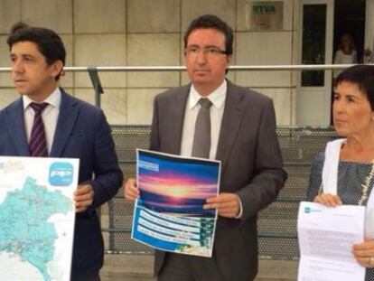 Los representantes del PP Manuel Andr&eacute;s Gonz&aacute;lez, Mar&iacute;a Sacramento y Alberto Fern&aacute;ndez, durante la protesta ante la RTVA. 