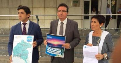 Los representantes del PP Manuel Andr&eacute;s Gonz&aacute;lez, Mar&iacute;a Sacramento y Alberto Fern&aacute;ndez, durante la protesta ante la RTVA. 