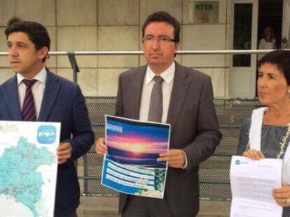 Los representantes del PP Manuel Andrés González, María Sacramento y Alberto Fernández, durante la protesta ante la RTVA.