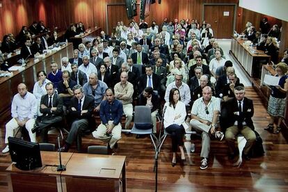 30 de julio de 2012.<br>Vista general de los acusados en el 'caso Malaya' durante la última sesión del juicio contra la corrupción política y urbanística en Marbella. La vista oral se había prolongado durante 22 meses.