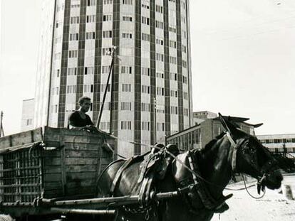 Un carro, delante de La Paz (1960).