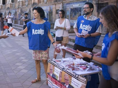 Representantes de Acaip, durante la protesta ante la Delegaci&oacute;n del Gobierno de Andaluc&iacute;a por la situaci&oacute;n de las prisiones.