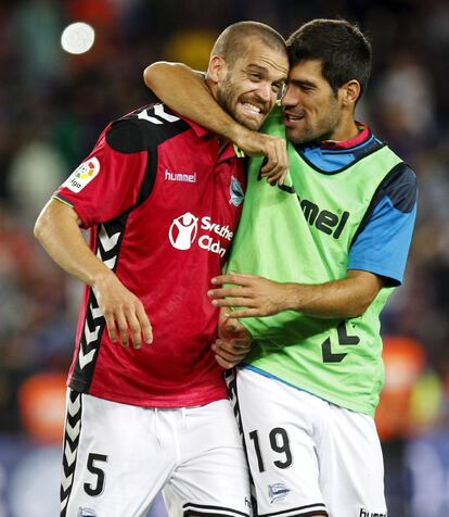 Laguardia y Manu García del Alavés, celebran la victoria ante el FC Barcelona al final del partido.