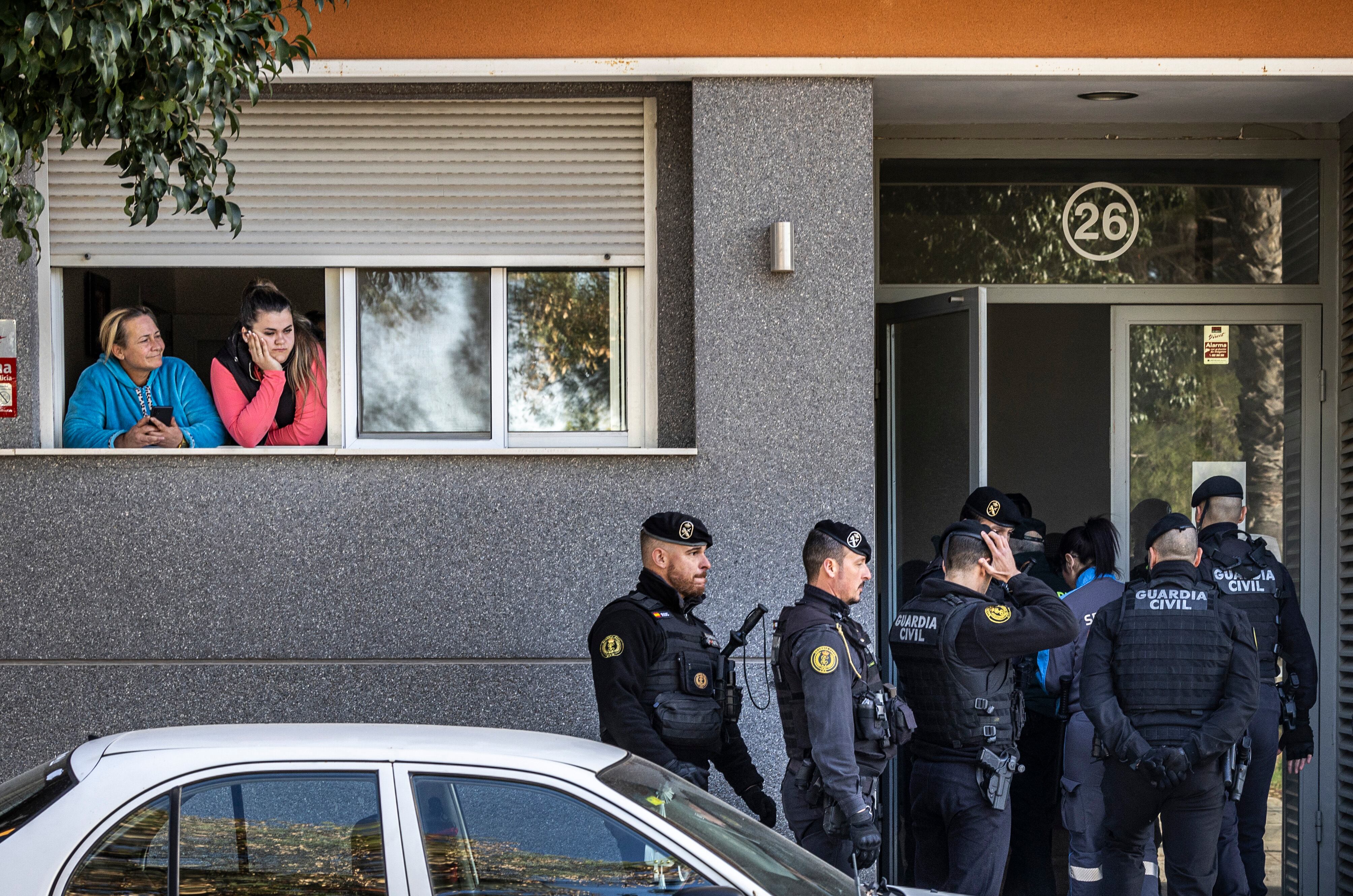 Dos ocupantes de las casas de Montserrat que disponen de más tiempo para acreditar su vulnerabilidad observan a los guardias civiles entrar en el bloque donde viven. 