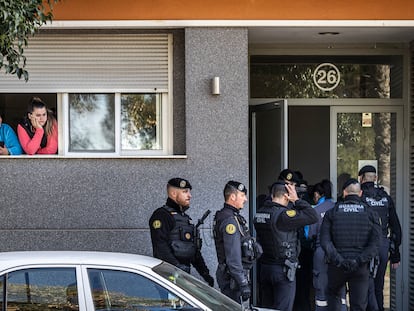 Desahucio de varias viviendas okupadas en el municipio valenciano de Montserrat.