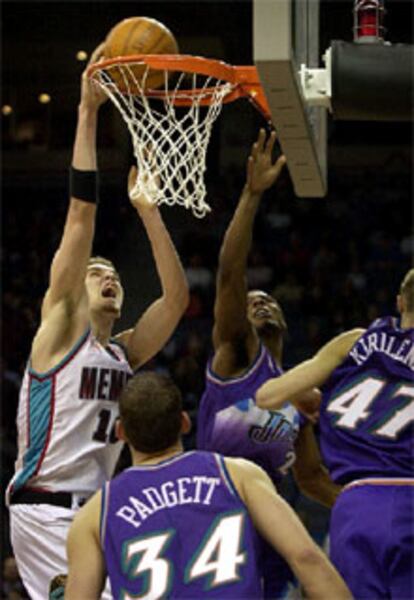 Gasol machaca la canasta ante tres jugadores de los Utah Jazz.