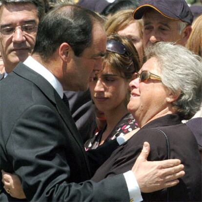 José Bono saluda a una de las familiares de las víctimas del Yak en el acto de homenaje en el Ministerio de Defensa.