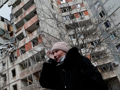 Una mujer frente a un edificio residencial destruido por los bombardeos rusos en Mariupol, el jueves.