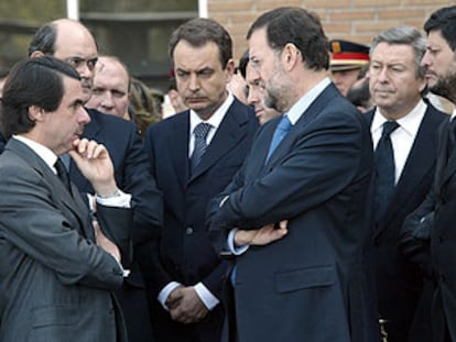 José María Aznar, José Luis Rodríguez Zapatero y Mariano Rajoy hablan tras el funeral.