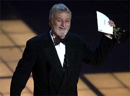 Conrad L. Hall saluda al público tras recibir un Oscar por <b></b><i>American Beauty.</i>