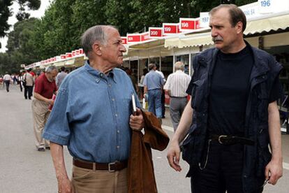 Juan Goytisolo (a la izquierda) y D&#158;evad Karahasan, ayer en el paseo de Coches del Retiro.