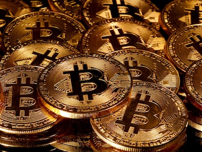 Representación virtual de la divisa Bitcoin como ejemplo de las criptomonedas. REUTERS/Dado Ruvic/File Photo