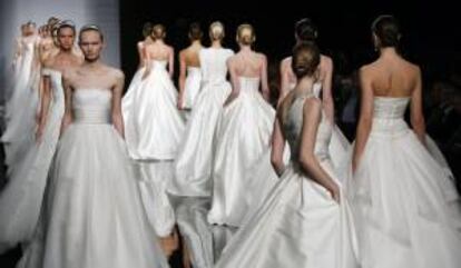 La ciudad condal se llenará de novias a la búsqueda de vestidos con motivo de la Barcelona Bridal Week, que arranca el 6 de mayo con un desfile de Rosa Clará, pero además de ser un referente en el estilismo nupcial aspira a ser una ciudad de destino de bodas, convirtiéndose en la Barcelona Bridal City. EFE/Archivo