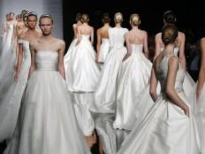La ciudad condal se llenará de novias a la búsqueda de vestidos con motivo de la Barcelona Bridal Week, que arranca el 6 de mayo con un desfile de Rosa Clará, pero además de ser un referente en el estilismo nupcial aspira a ser una ciudad de destino de bodas, convirtiéndose en la Barcelona Bridal City. EFE/Archivo