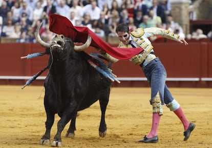 El diestro Juan Jose Padilla torea con unos pantalones vaqueros tras ser cogido en la faena.