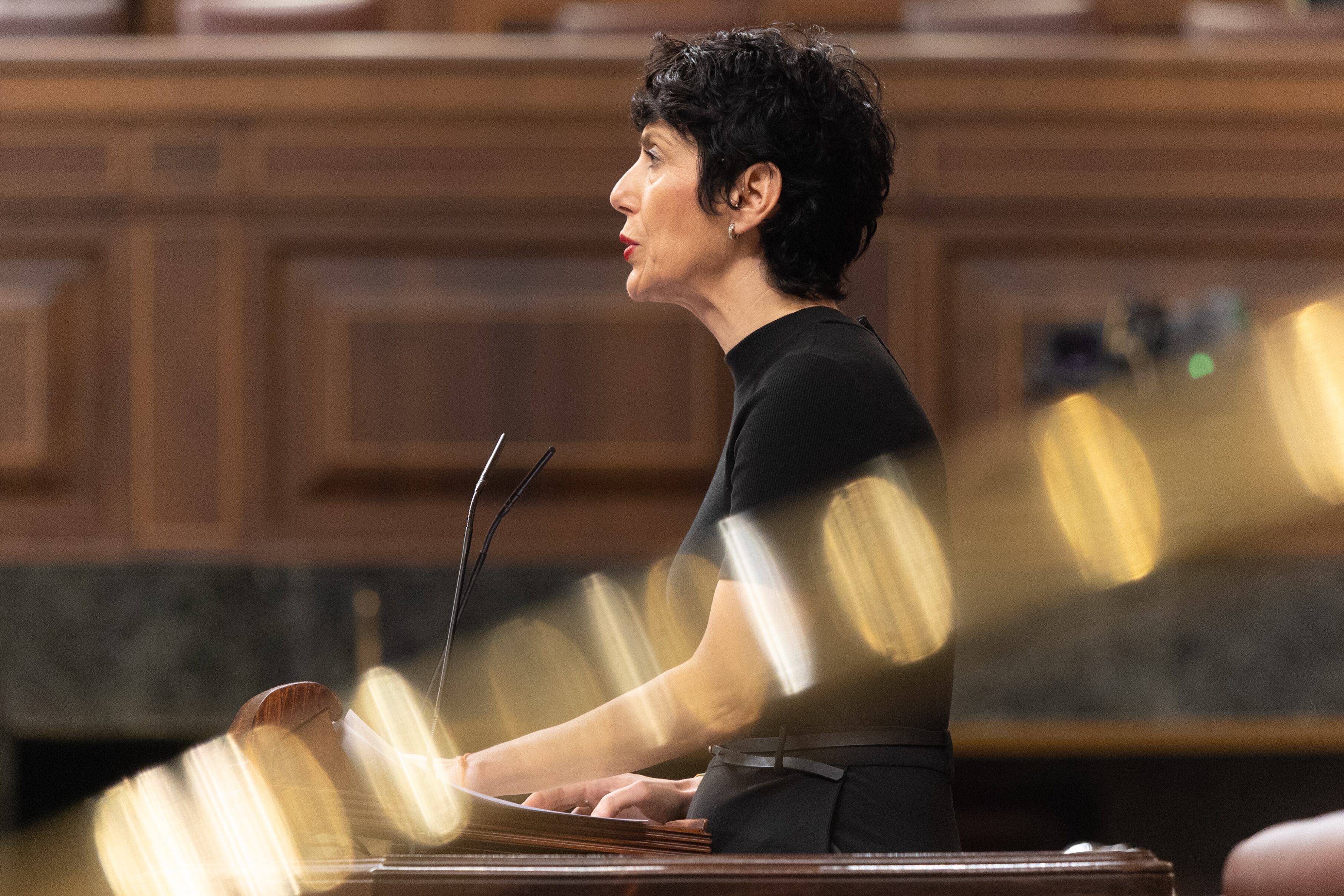 La ministra de Inclusión, Seguridad Social y Migraciones, Elma Saiz, durante una sesión de control, en el Congreso de los Diputados.