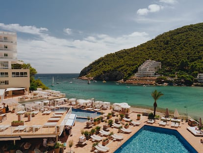 Las vistas desde las piscinas del hotel Hyde Ibiza, en Cala Llonga.