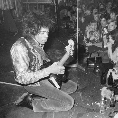 Hendrix actuando en Hamburgo, Alemania, en 1967.