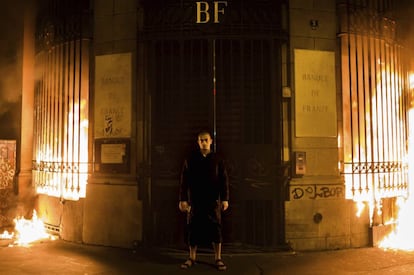 El artista ruso Piotr Pavlenski posa frente a la sucursal del Banco de Francia tras prender fuego a las ventanas.