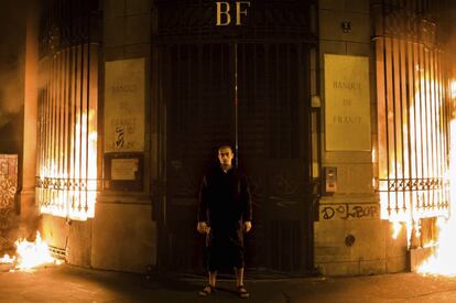 El artista ruso Piotr Pavlenski posa frente a la sucursal del Banco de Francia tras prender fuego a las ventanas.