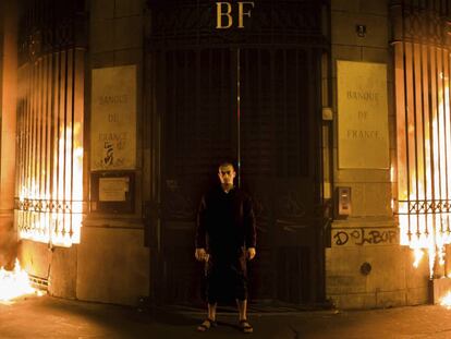 El artista ruso Piotr Pavlenski posa frente a la sucursal del Banco de Francia tras prender fuego a las ventanas.